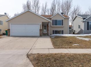 1759 Huntington Dr, West Fargo, ND 58078