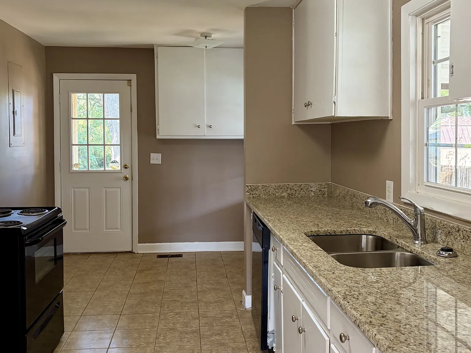 3 bed, 1.0 bath, 1020 sqft, $1,395 — Photo 4