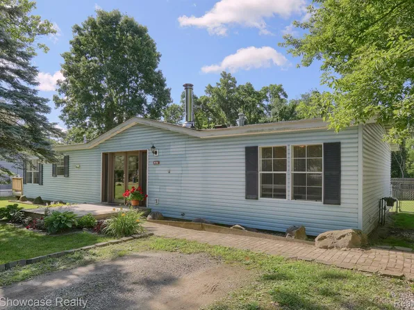 9095 Funston Blvd, White Lake, MI 48386