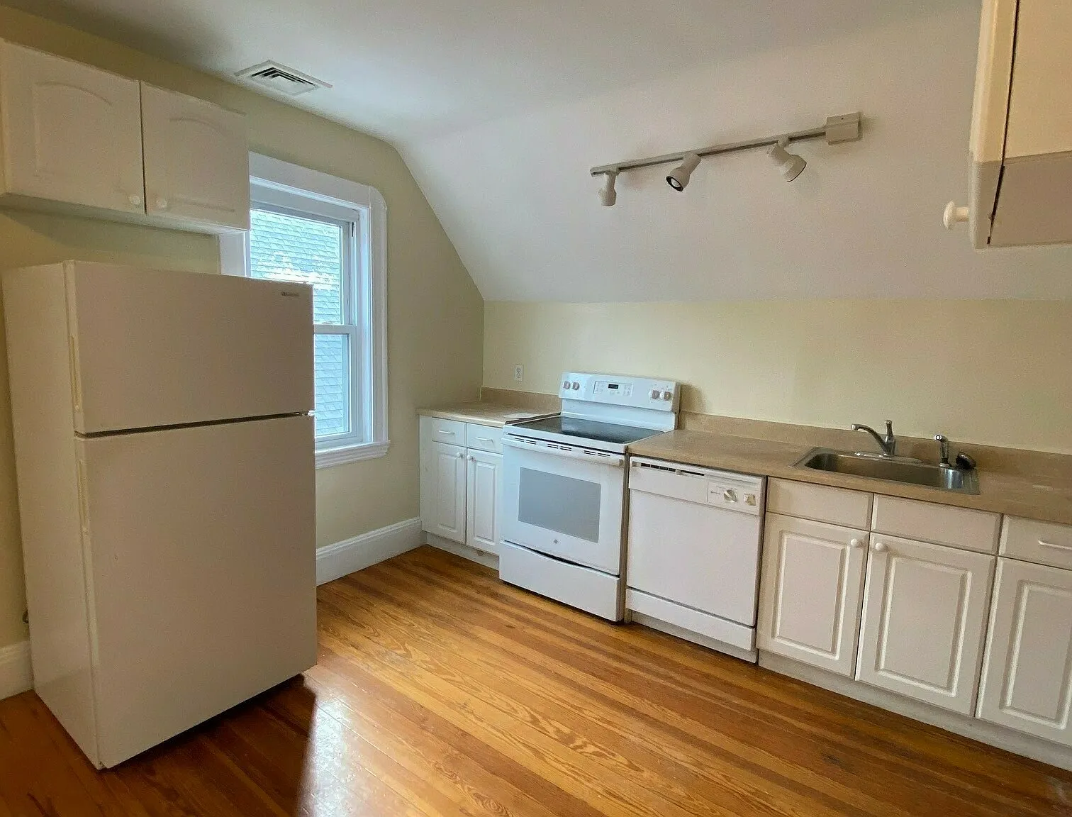 3 bed, 1200 sqft, $4,800 — Photo 1
