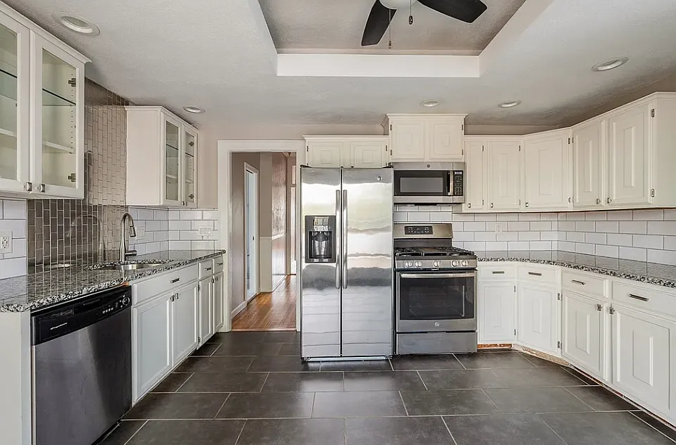 2 bed, 851 sqft, $2,700 — Photo 2