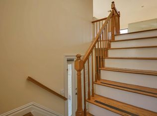 33 Van Nostrand Ave, Roslyn Heights, NY 11577
