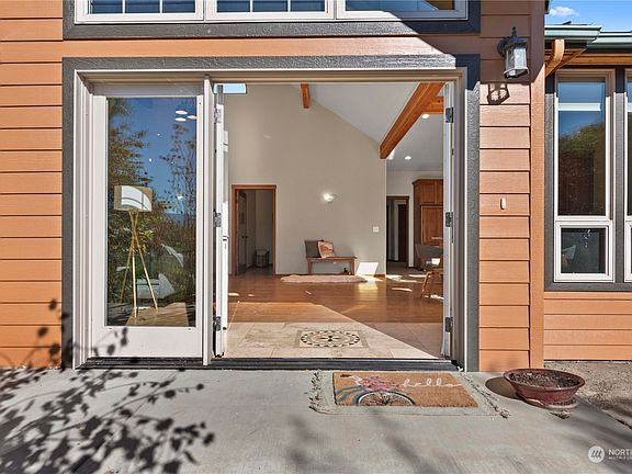 5th image of 2755 10th Street NE
