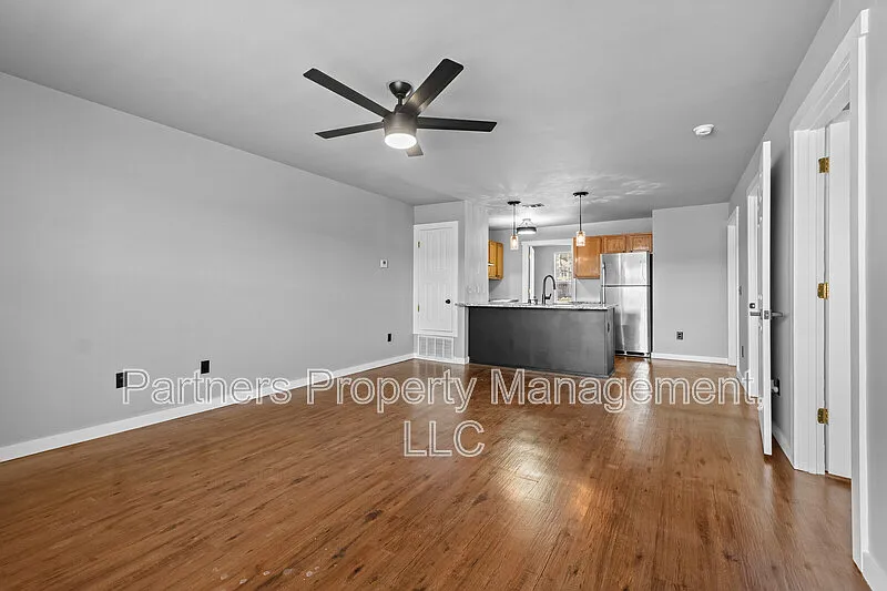 825 N Leverett Ave — Photo 3