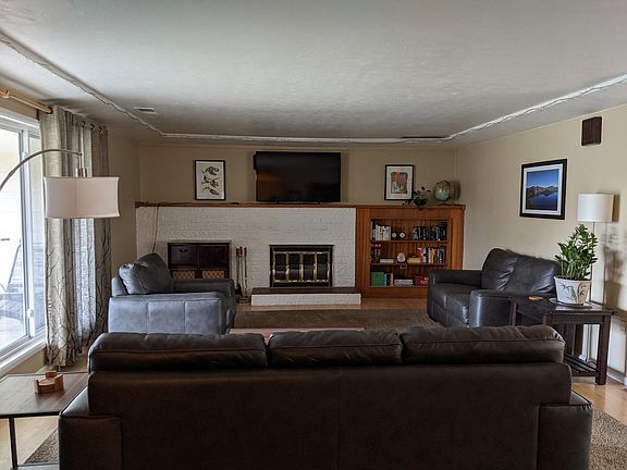 Living room w gas fireplace