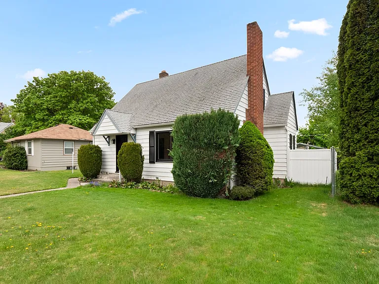 2521 W Sanson Ave — Photo 3