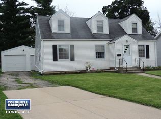 402 E Sycamore St, Sycamore, IL 60178