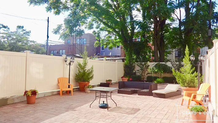 Rented by Grand & Co. | media 32