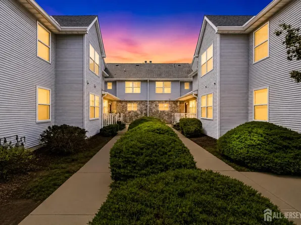 30 Kensington Dr, Piscataway, NJ 08854