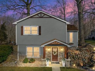 11833 Four Lakes Dr, South Lyon, MI