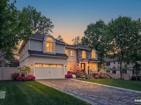 8 Ranch Ln, Closter, NJ 07624