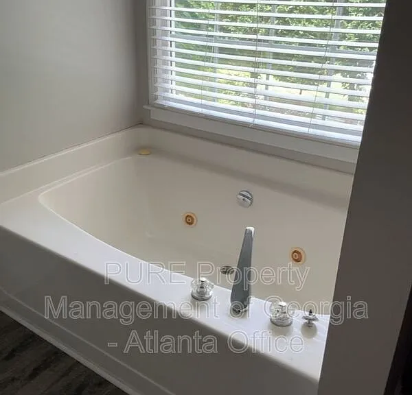 27 N Hampton Dr — Photo 20