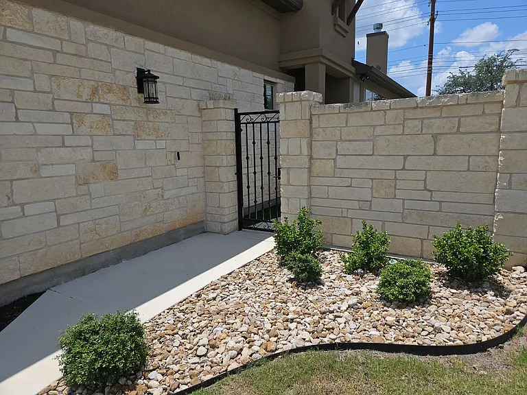 904 Indian Hawthorne Dr — Photo 3
