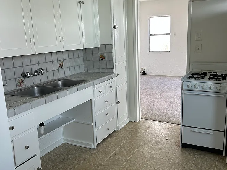 52 W Center St #B — Photo 4