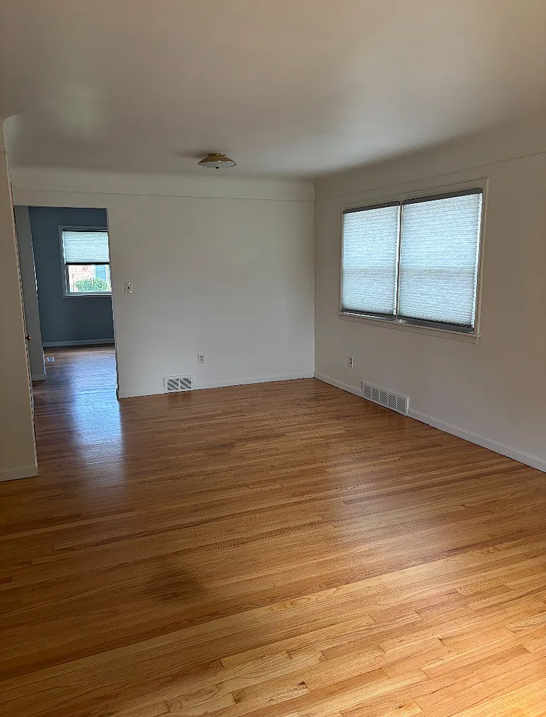 3 bed, 1.5 bath, 1268 sqft, $2,000 — Photo 4