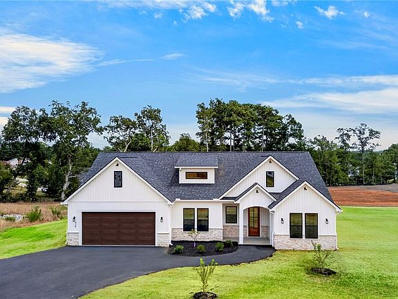 3rd image of 428 Blume Rd