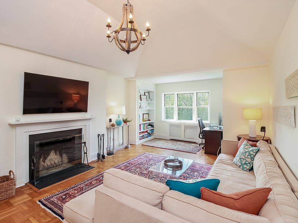 1st image of 3 Chateaux Cir APT 3J