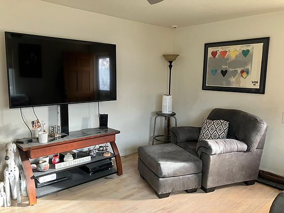 Living room, 65" Smart TV