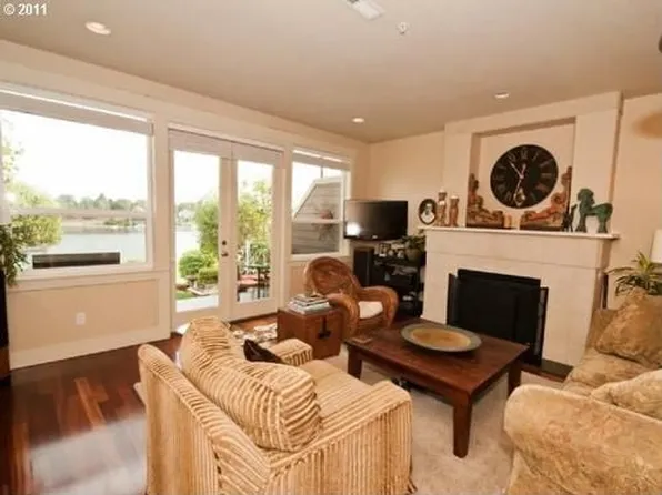 887 N Harbour Dr, Portland, OR 97217