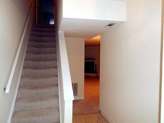 entrance w coat closet