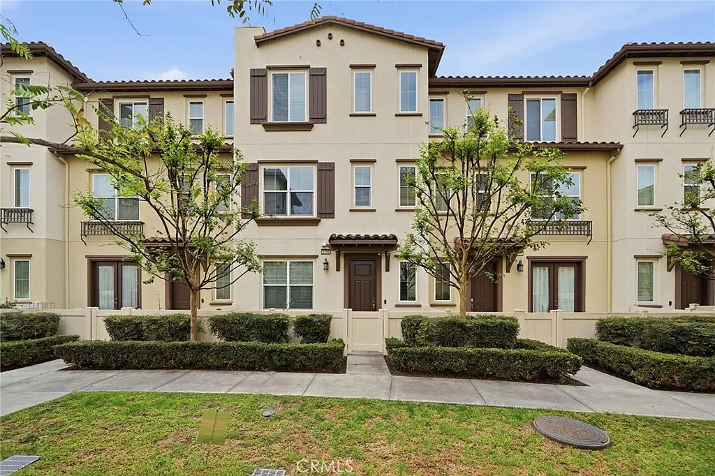 3 bed, 3.5 bath, 1696 sqft, $3,800 — Photo 1