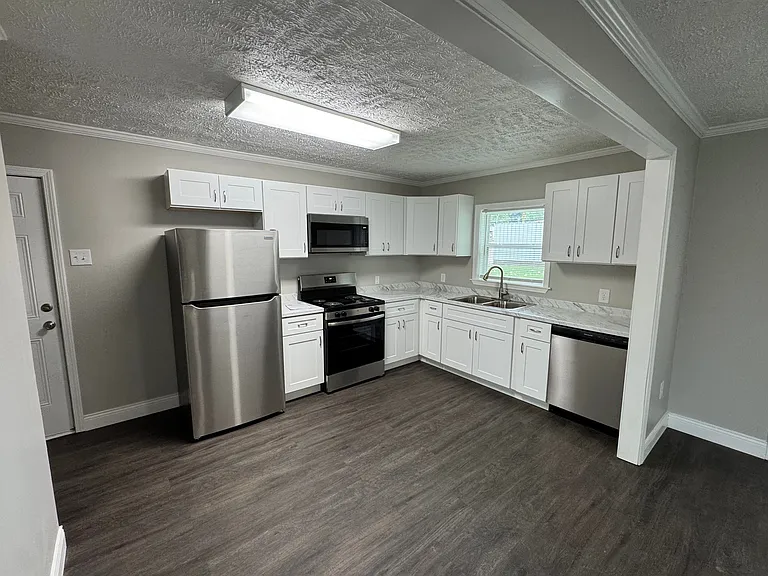 2422 Elliott St — Photo 2