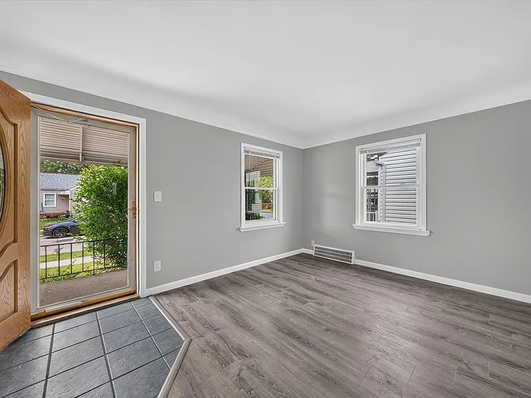 2090 Cicotte Ave — Photo 5