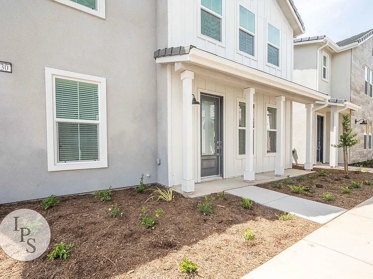 2830 E Tamarind Dr — Photo 1