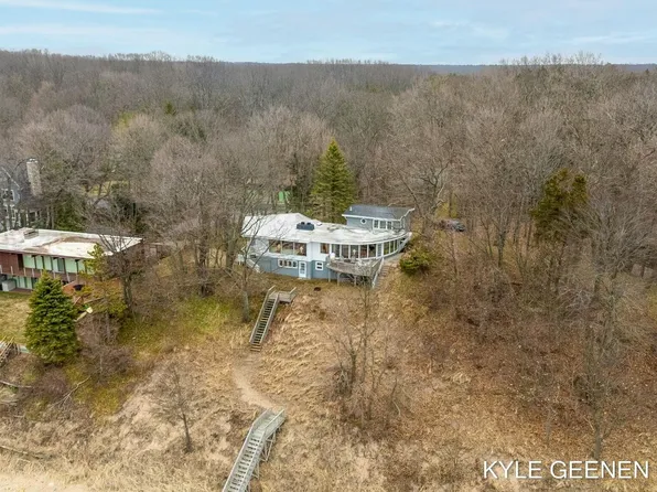 6039 Lakeshore Dr, West Olive, MI 49460