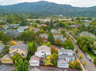 380 Hemlock Ln, Ashland, OR 97520