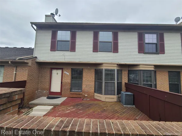 38872 Country Cir #90, Farmington, MI 48331