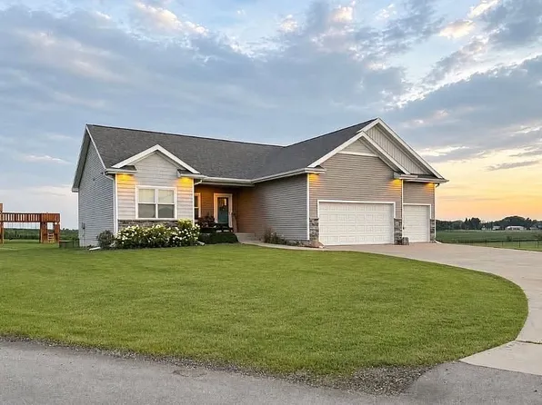 130 Lake Shore Dr, Dallas Center, IA 50063