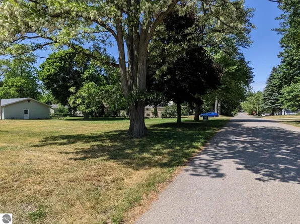 514 Cedar St, Elk Rapids, MI 49629