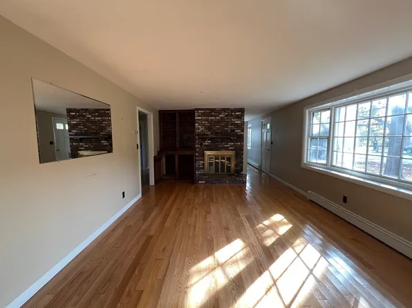 55 Park St, Pepperell, MA 01463