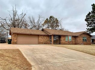 303 Lacey Dr, Chickasha, OK 73018