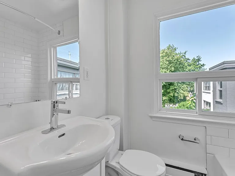 389 Yonge St — Photo 9
