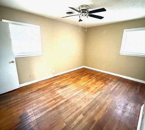 3rd image of 1116 Perry Hill Rd