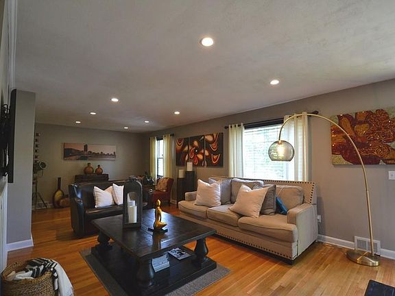 3rd image of 611 Hosmer St
