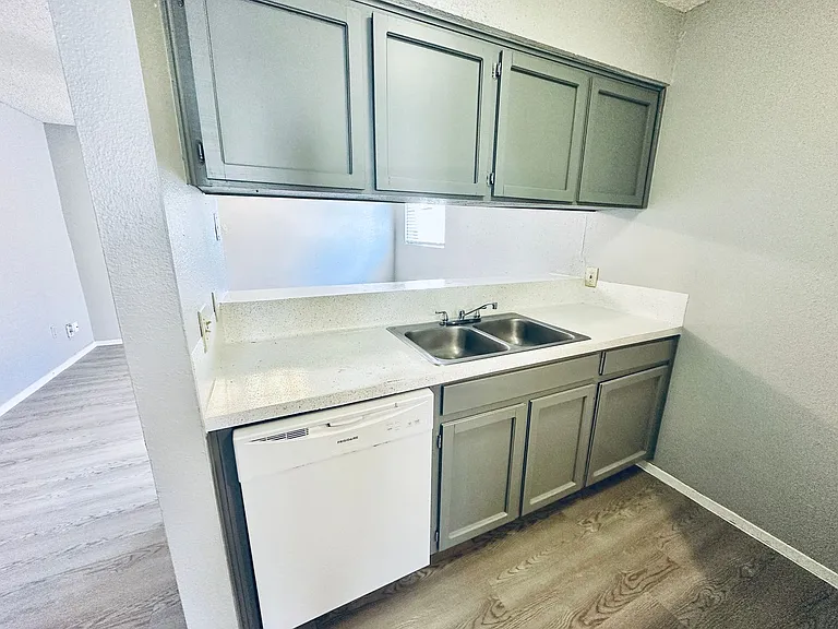 Awesome open Studio Apartments Close to Downtown — Photo 32