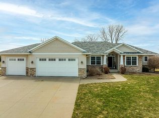 1749 Hoover Trail Cir SW, Cedar Rapids, IA 52404