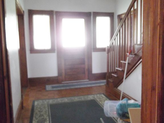 3rd image of 418 Wood Ave W