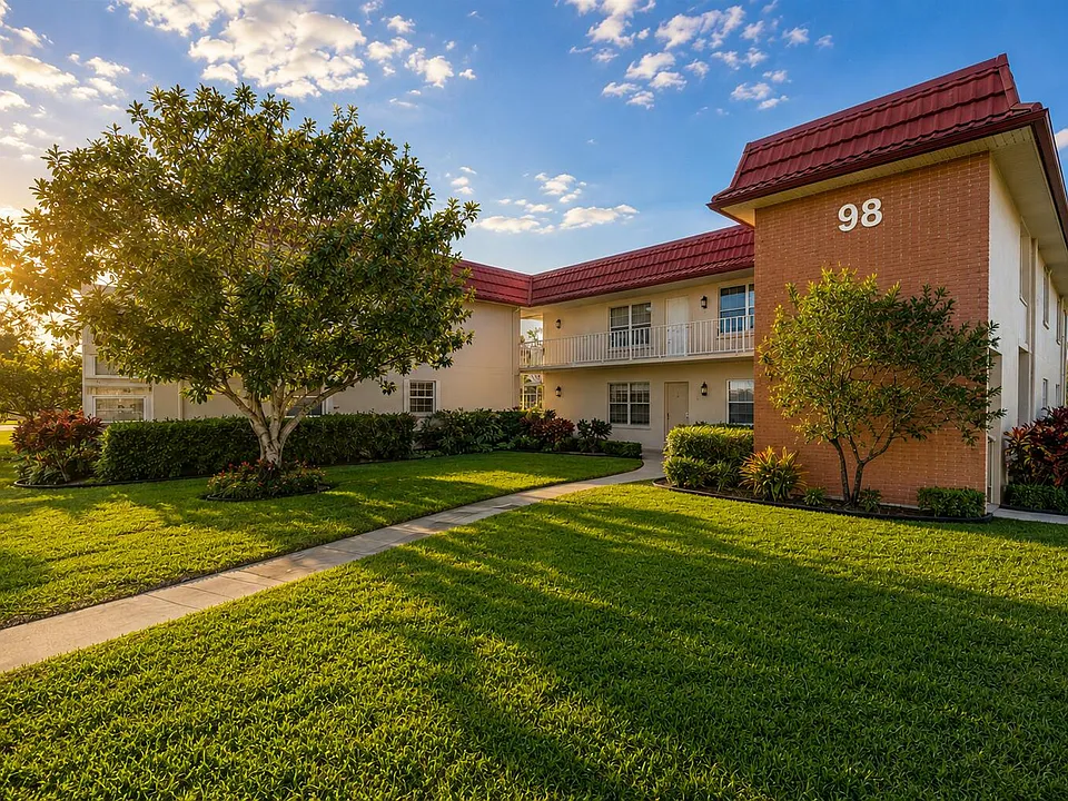 98 Spring Lake Dr #103