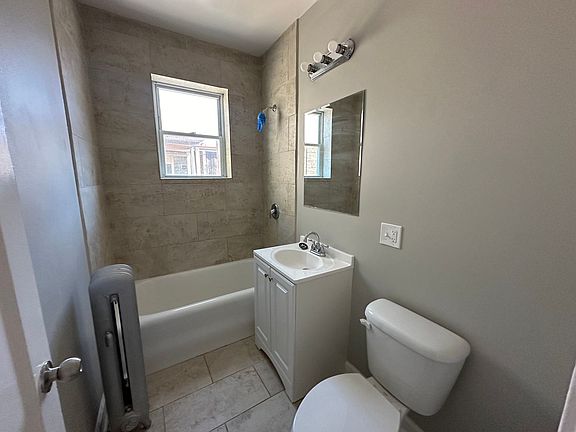 4th image of 2339 W Rosemont Ave #3