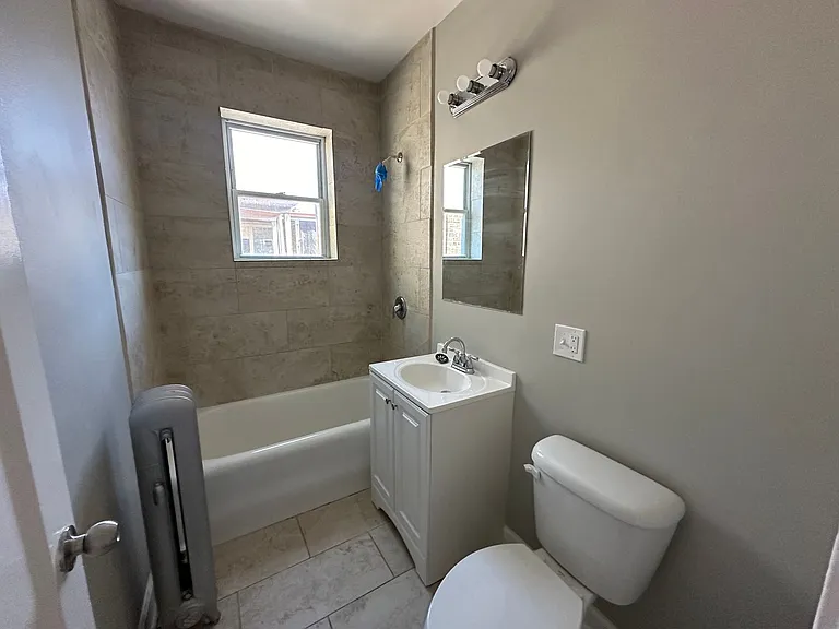 2339 W Rosemont Ave #3 — Photo 4