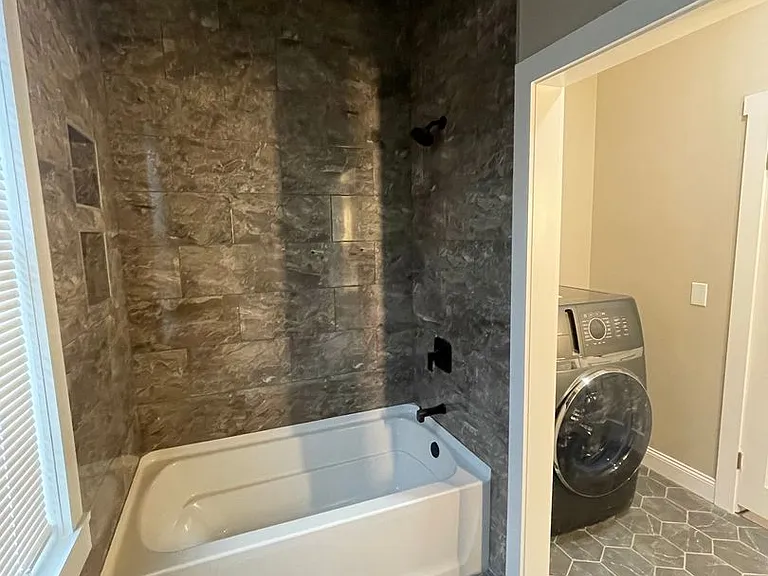 209-217 E Seneca St #215 — Photo 4
