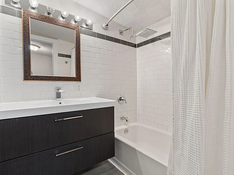 3395 E Larchmont Dr — Photo 34