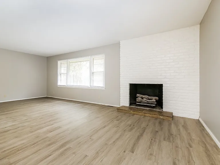 1392221_018_living_room_13300324.jpg