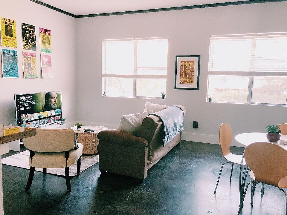 Large and Bright Livingroom