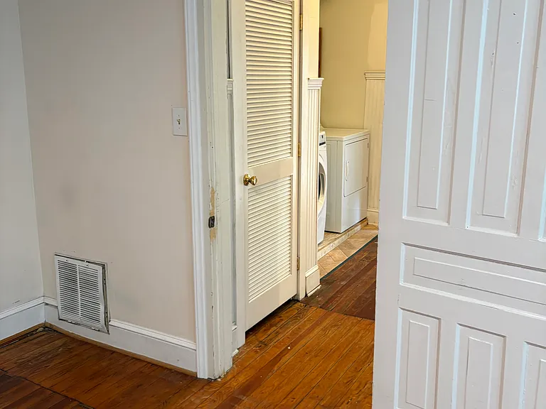 415 W 4th St — Photo 27