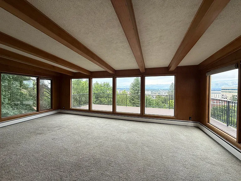 Top Floor Large Apartment with View — Photo 2